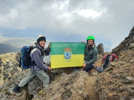 Montañeros en el cerro de Rumiñahui con la bandera de Valderredible.