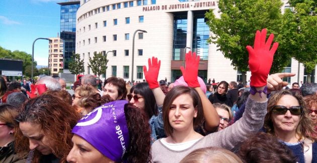 Manifestantes frente al Palacio de Justicia tras conocer el fallo