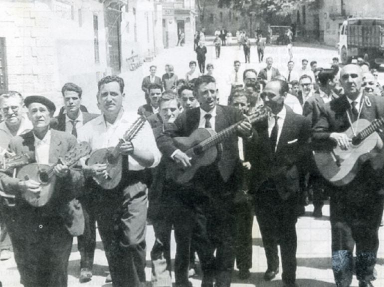 Ronda en Alcorisa en 1956 (Archivo familiar)