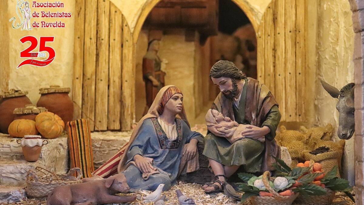 Eva Torregrosa, presidenta de la Asociación de Belenistas de Novelda, nos ayuda a montar el belén