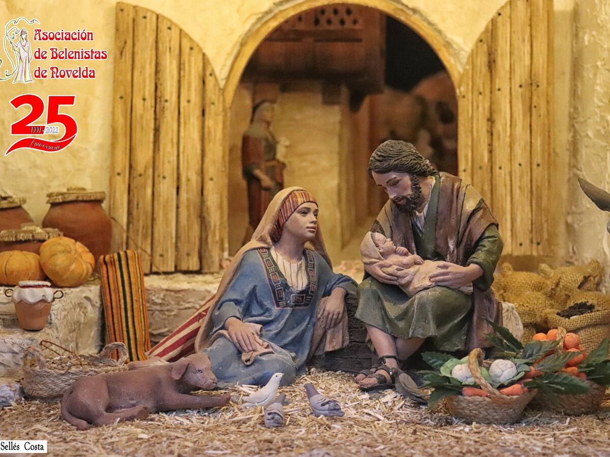 Eva Torregrosa, presidenta de la Asociación de Belenistas de Novelda, nos ayuda a montar el belén