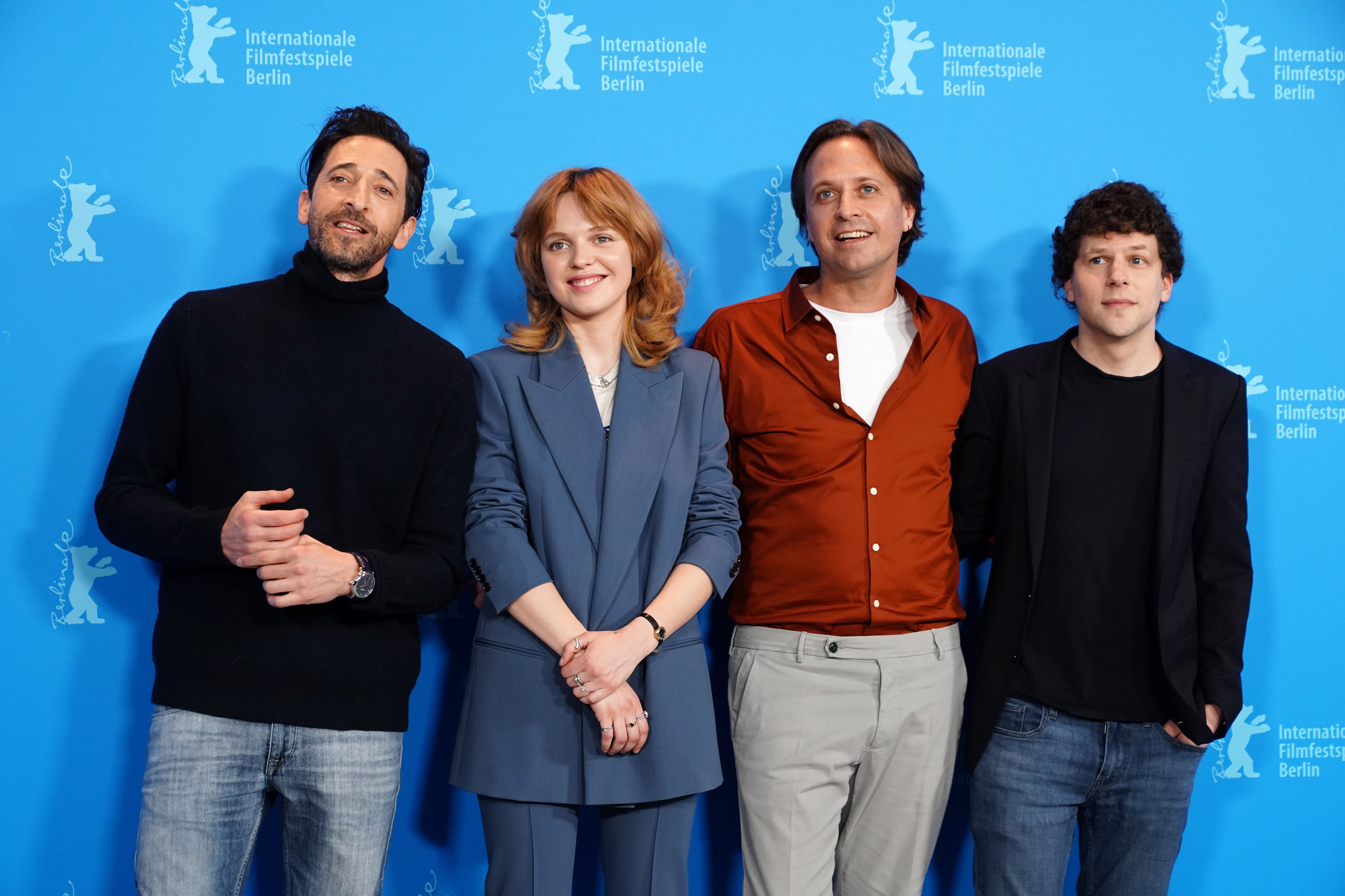 Berlin (Germany), 18/02/2023.- (L-R) Actors Adrien Brody, Odessa Young, director and screenwriter John Trengove, and actor Jesse Eisenberg pose at the photocall for the movie &#039;Manodrome&#039; during the 73rd Berlin International Film Festival &#039;Berlinale&#039; in Berlin, Germany, 18 February 2023. The in-person event runs from 16 to 26 February 2023. (Cine, Alemania, Roma) EFE/EPA/CLEMENS BILAN
