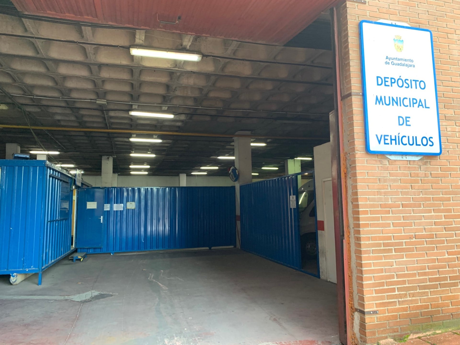 Acceso al depósito municipal de vehículos