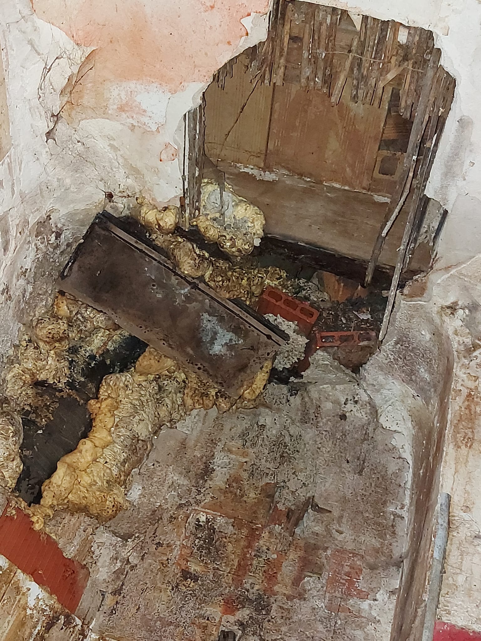 Desperfectos en el baño de la vivienda por la rotura de la bajante