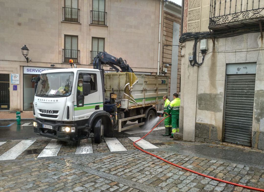 Trabajadores de FCC limpian las calles de Ávila