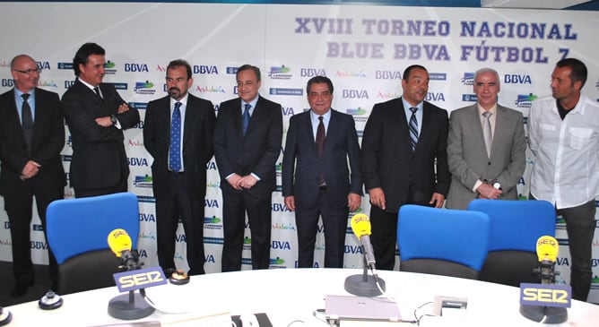 Los presidentes del Real Madrid, Florentino Pérez, y del Getafe, Ángel Torres, junto a Augusto Delkáder, han sido algunos de los asistentes a la presentación del XVIII Torneo Nacional Blue BBVA Alevín de Fútbol 7