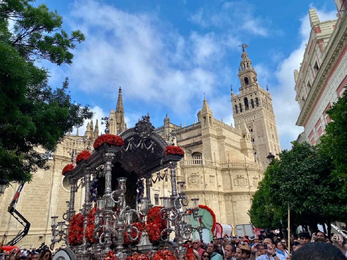 La Hermandad de Sevilla a su salida hacía El Rocío