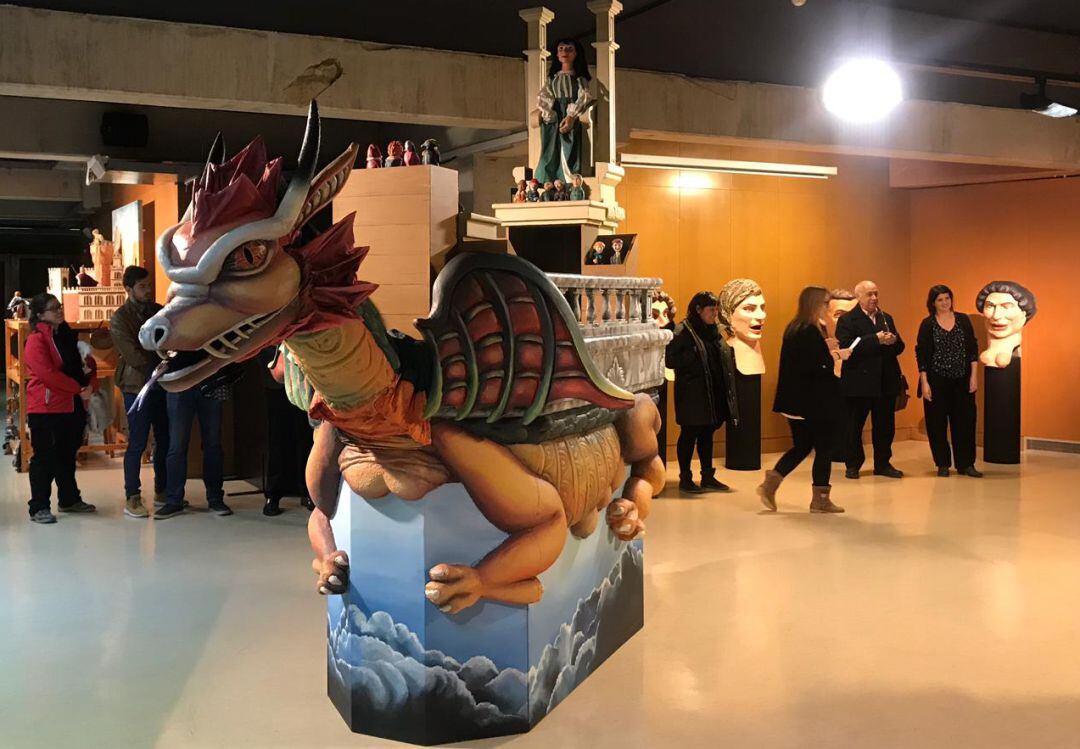 Tarasca con forma de dragón en la exposición &#039;Ciencia y magia en el teatro de figuras&#039;.