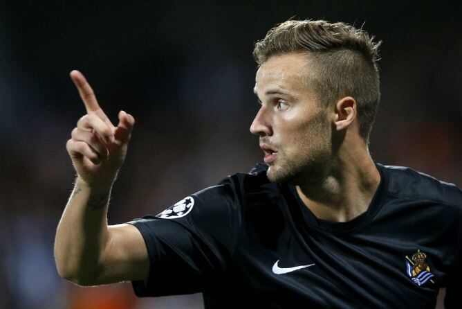 Seferovic celebra su tanto, el 0-2 a favor de la Real