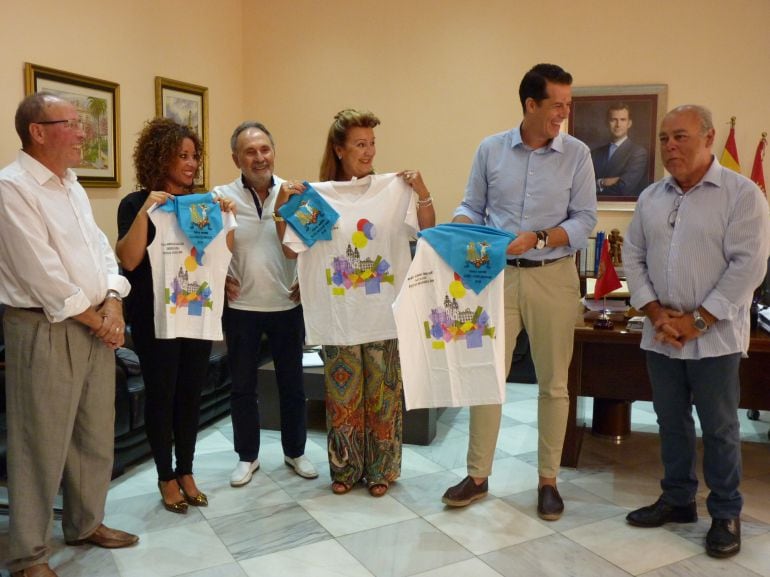Reparto de camiseta en la alcaldía de Elda