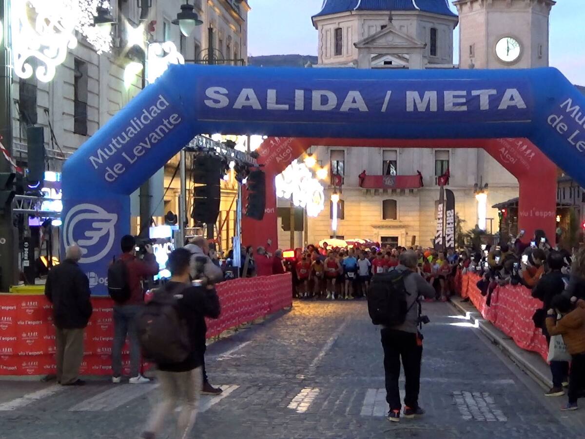 Más de 800 personas se lanzan a la calle para hacer deporte el último día del año en la San Silvestre Alcoyana