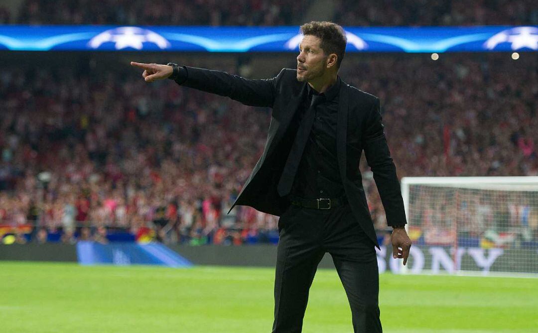 Simeone, en el Wanda Metropolitano con el Fondo Sur al fondo.