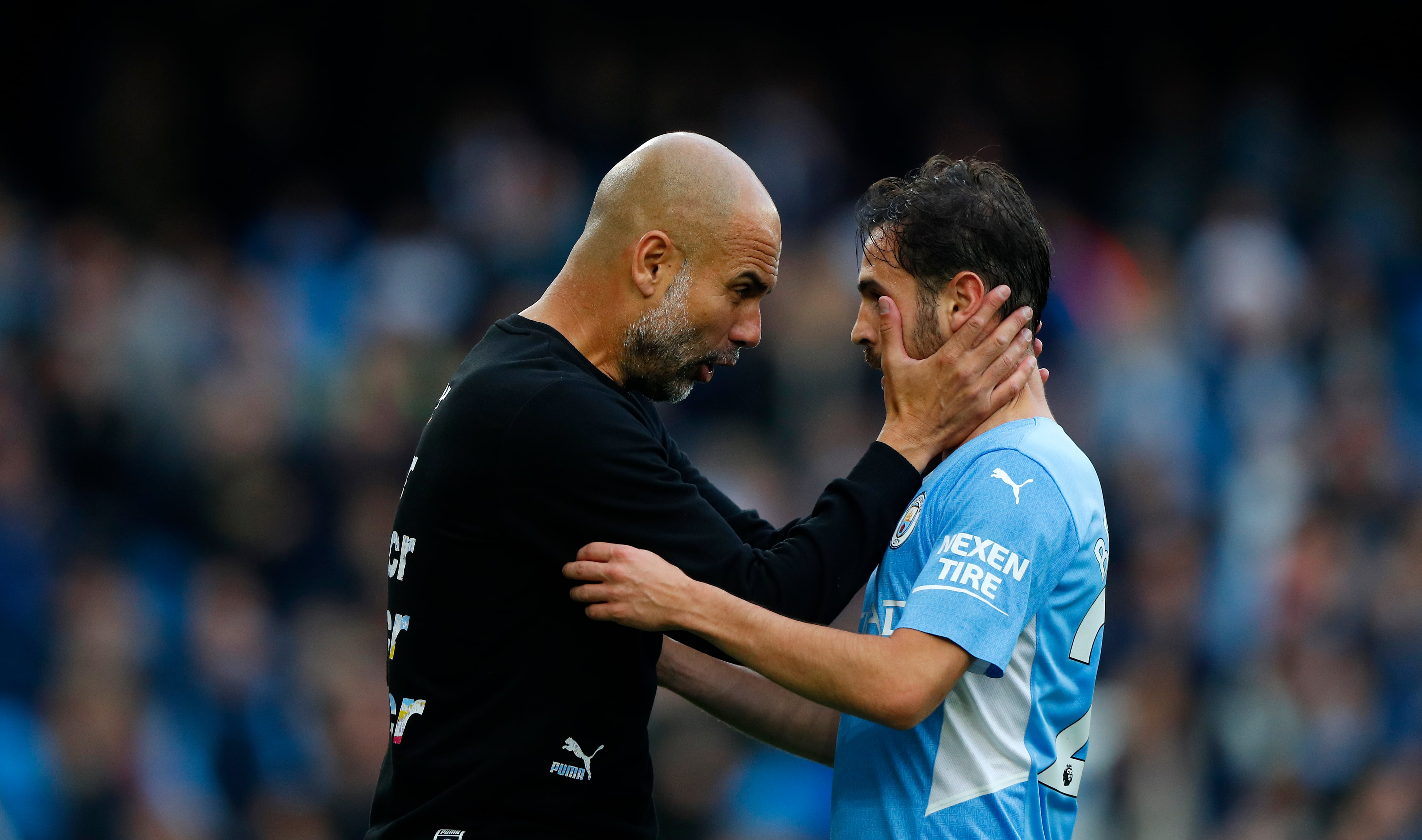 Pep Guardiola junto a Bernardo Silva en un partido de Premier League