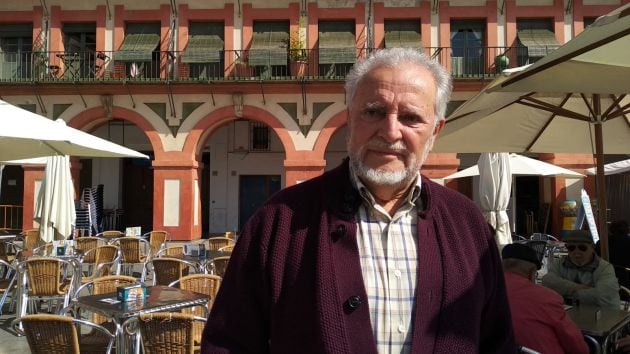 Julio Anguita en la Plaza de la Corredera en Córdoba, su lugar de encuentro con los amigos