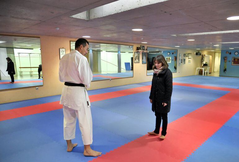 Laura Álvarez junto a Sergio Pérez observando el nuevo Tatami