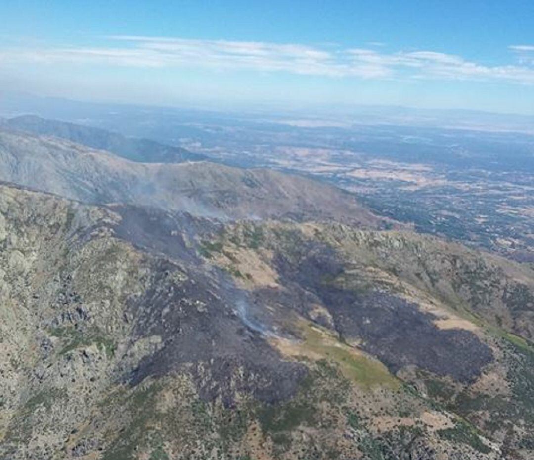 Uno de los últimos incendios se ha registrado en El Raso (Candeleda)