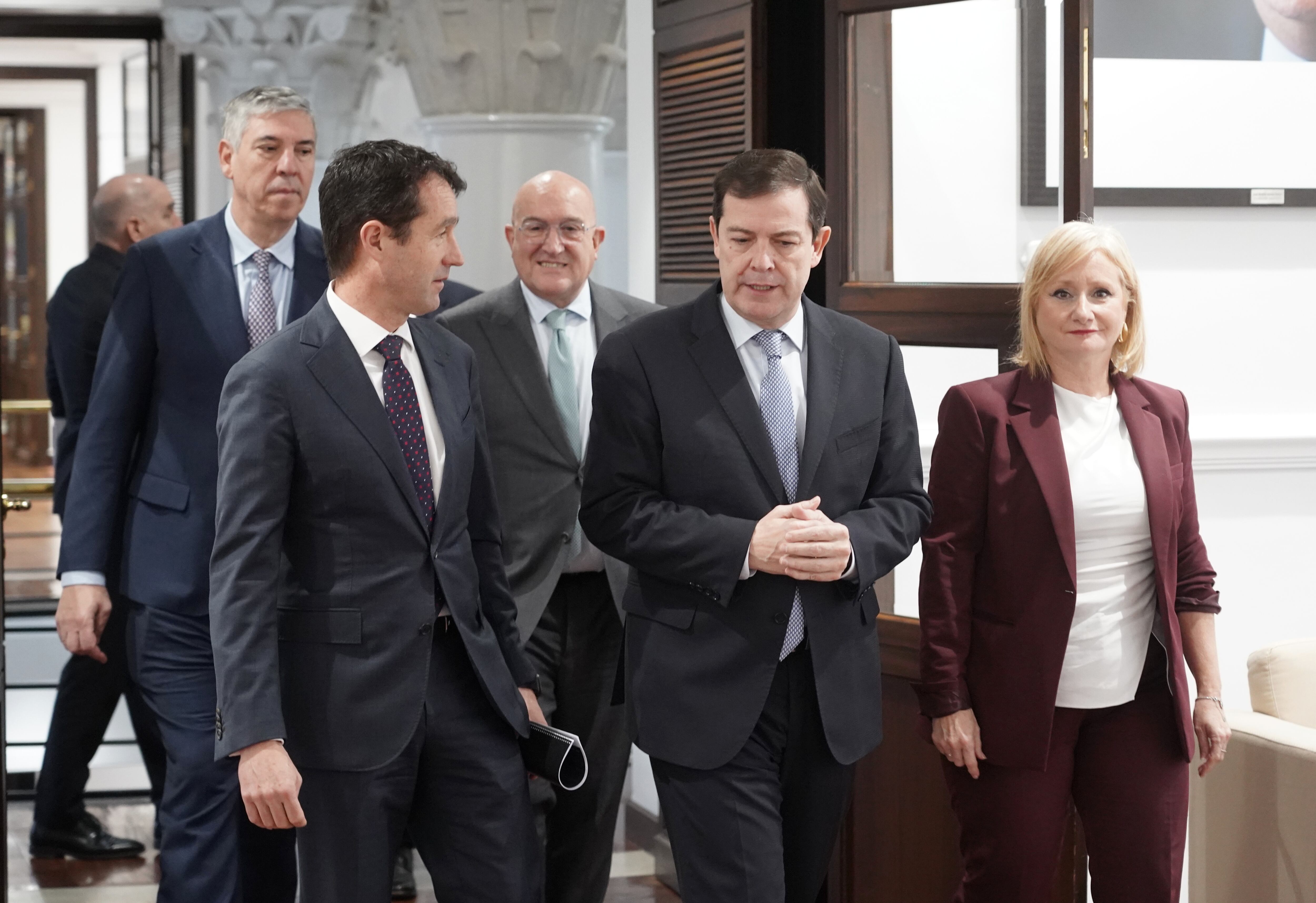 El presidente de la Junta de Castilla y León, Alfonso Fernández Mañueco; el presidente ejecutivo de Indra Group, Ángel Escribano; y el CEO de Indra Group, José Vicente de los Mozos, informan sobre el Plan de inversiones de Indra en Castilla y León y la colaboración de la administración autonómica.