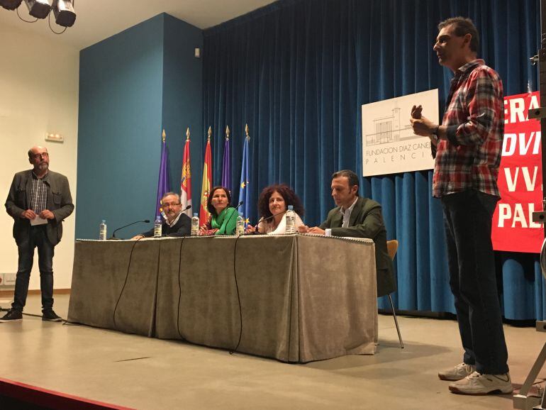 De Izquierda a derecha, el moderador del debate Juan Francisco Rojo (Cadena SER), Enrique Rivero (Ciudadanos), María Luz Martínez Seijo (PSOE), Rocío Blanco (Unidos Podemos), Miguel Ángel Paniagua (PP) y Óscar Martín, (Federación de Vecinos de Palencia)