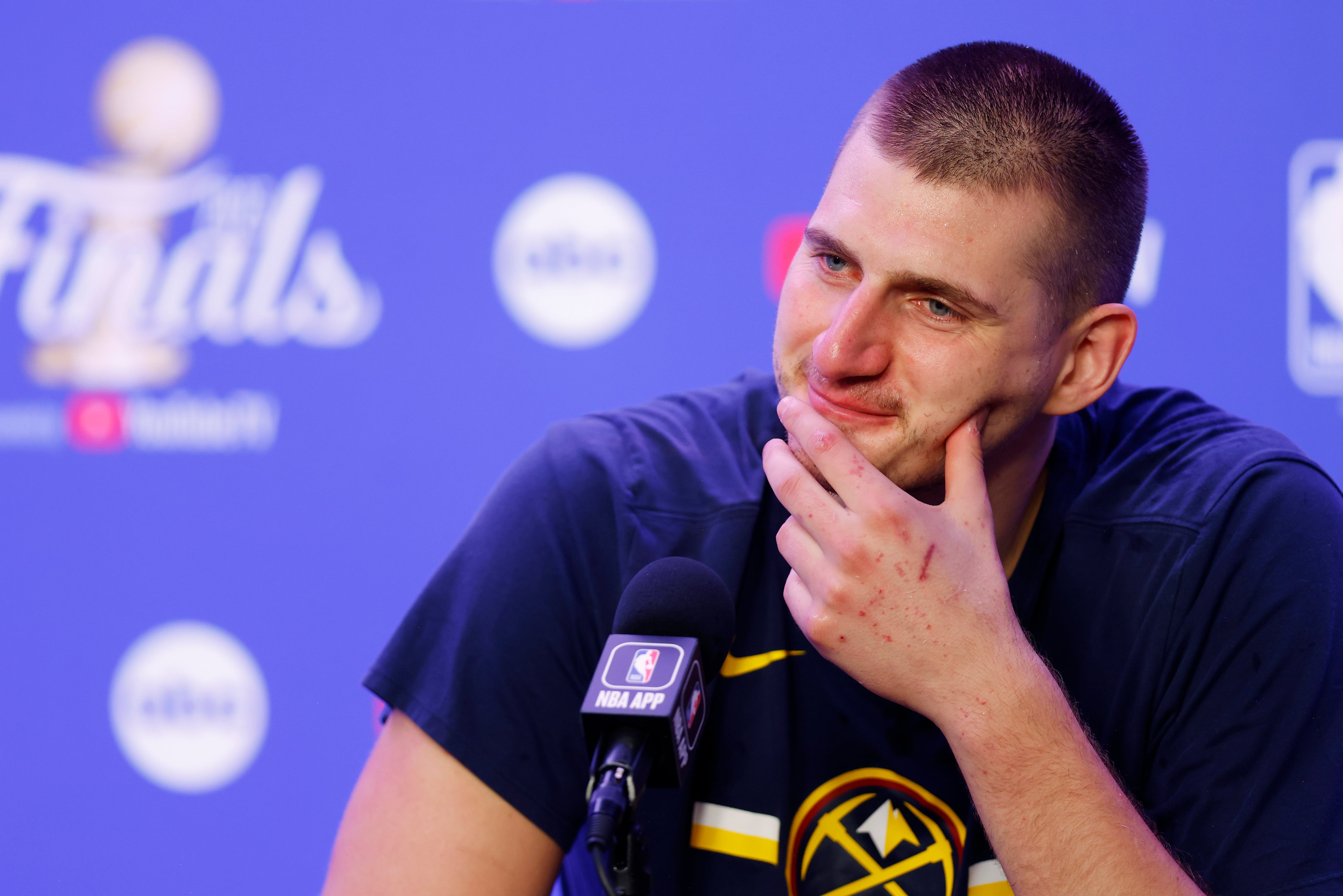 Nikola Jokic después de ganar su primer anillo de la NBA.