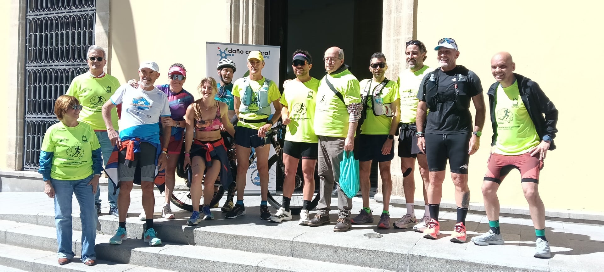 Encuentro a las puertas del Ayuntamiento de los corredores