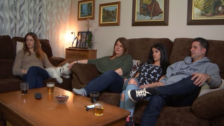 Familia viendo la televisión en el programa &#039;Aquí mando yo&#039;, de Antena 3