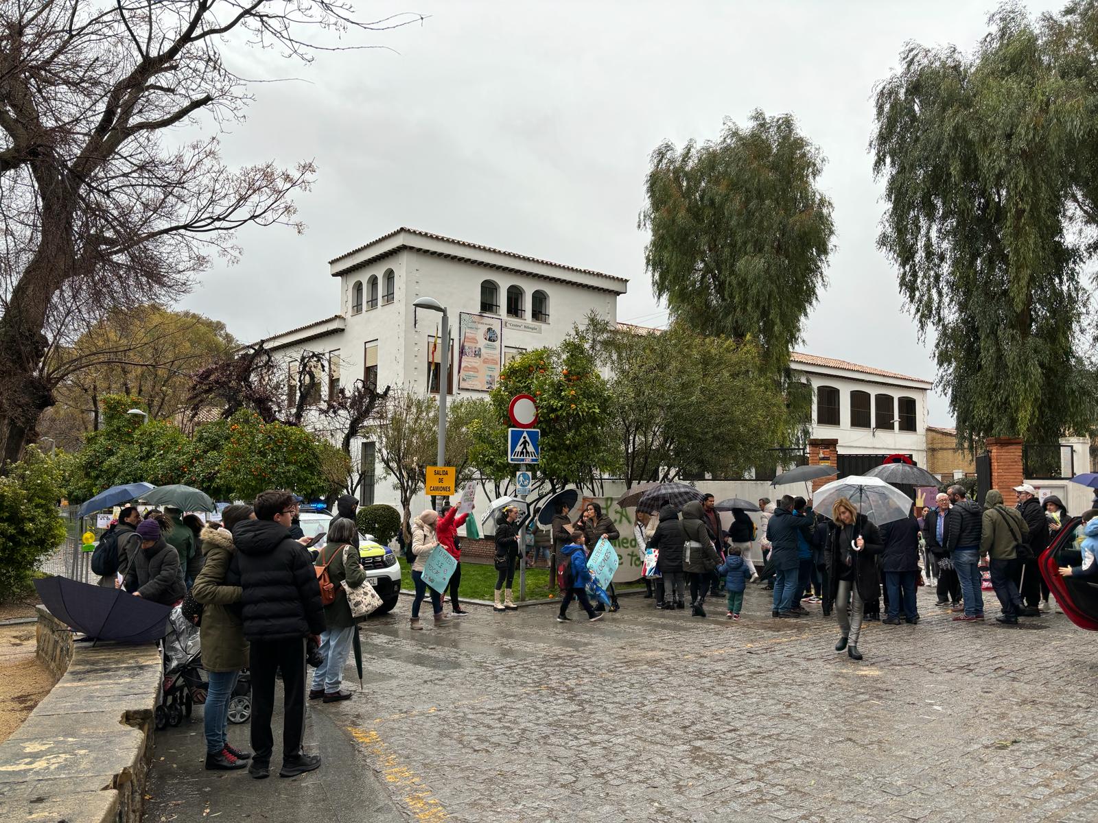 Protestas de padres y madres a las puertas del Colegio Jesús María de Jaén por las obras del centro de salud la Alameda.