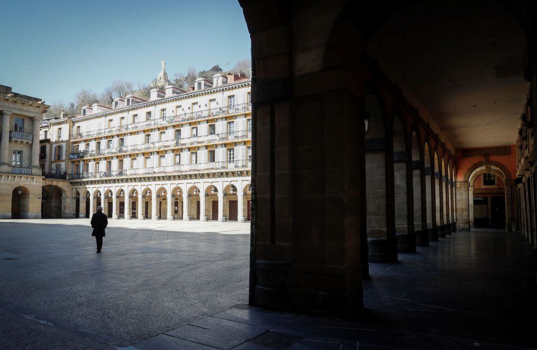 Vista de la plaza de la Constitución de San Sebastián vacía  tras decregtarse el estado de alarma por la crisis del coronavirus.