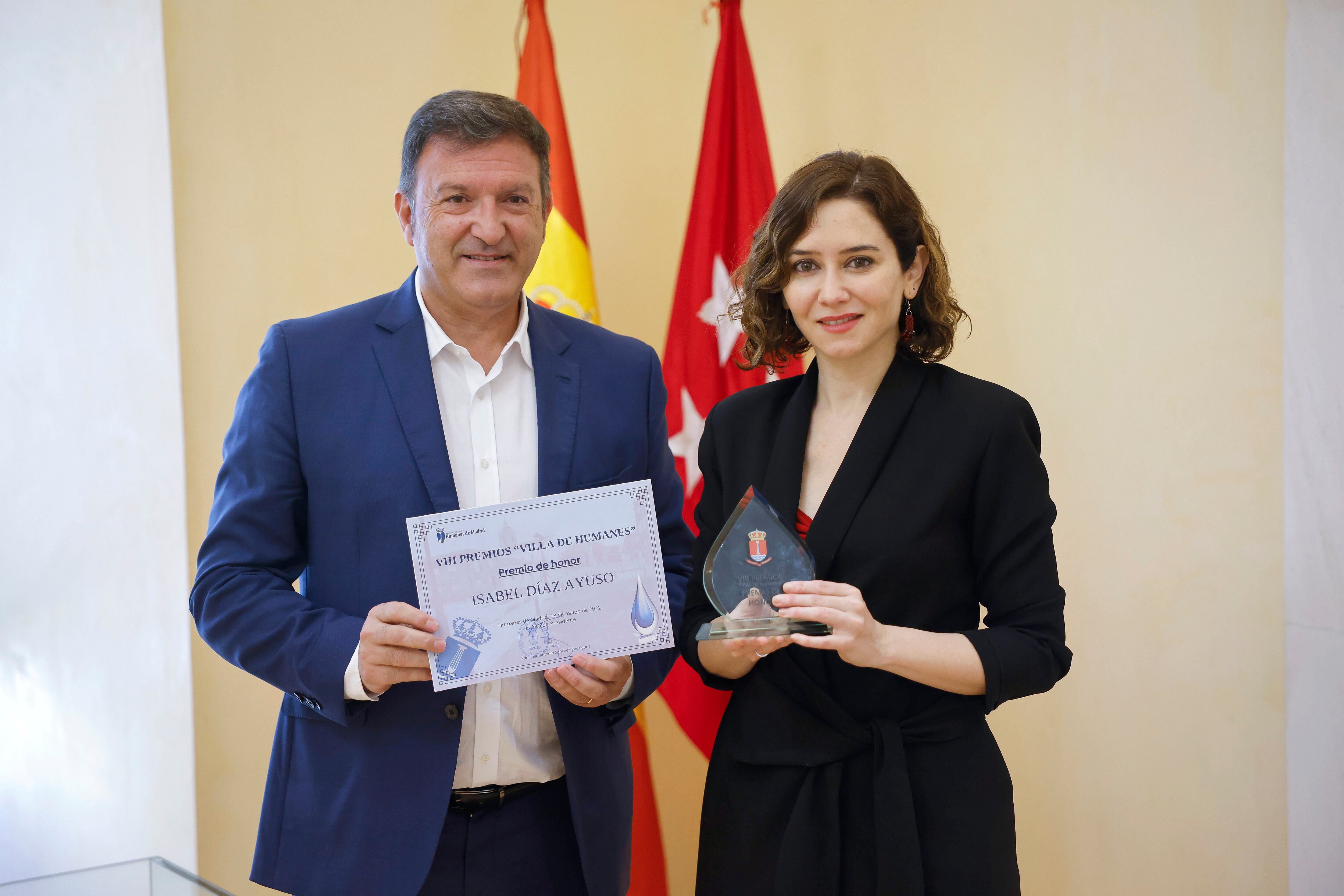 La presidenta de la Comunidad de Madrid, Isabel Díaz Ayuso, recibe el Premio de Honor de la VIII edición de los Premios Villa de Humanes