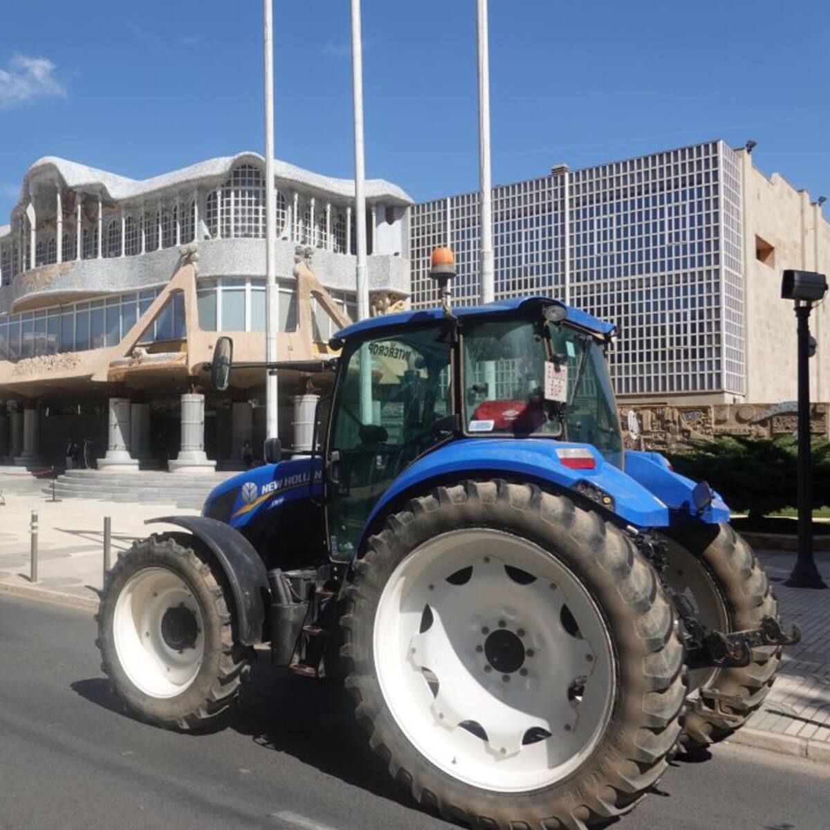 Los tractores toman las calles de 12 localidades de la Región de Murcia en defensa del trasvase