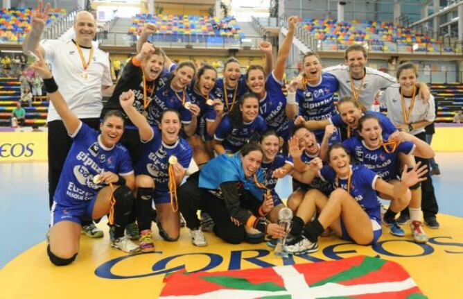 Las chicas del Bera Berta celebran en Guadalajara su cuarta Supercopa