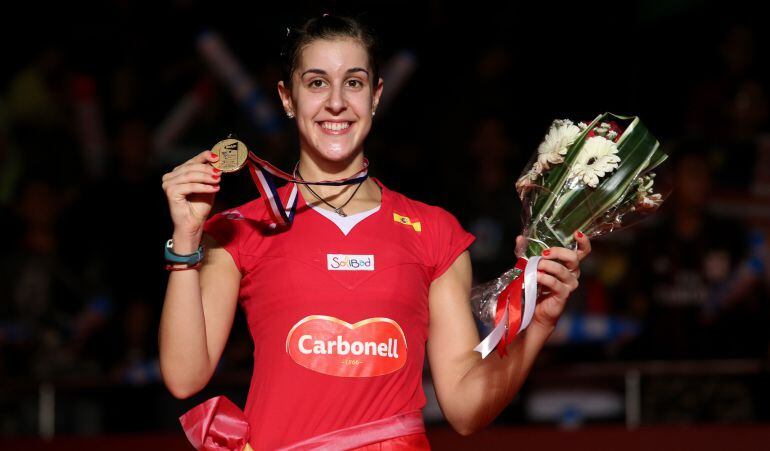 Carolina Marin en el podio con la medalla de oro.