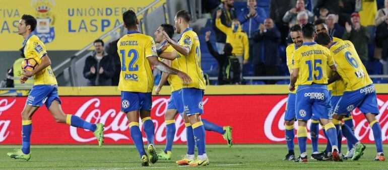 El delantero del UD Las Palmas Jonathan Viera Ramos celebra con sus compañeros, el gol marcado ante el Valencia.