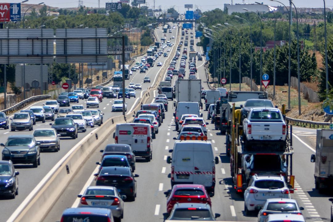 Un gran número de vehículos circula por la Autovía del Sur, a su paso por Pinto y Getafe, el día que arranca la operación salida de agosto 2021, a 30 de julio de 2021,