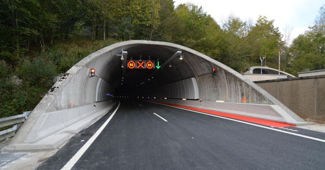 Vista del túnel de San Lorenzo, en la A-15, y cuyas obras obligan este fin de semana a cerrar por completo la carretera. 