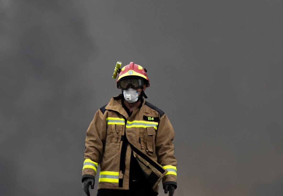 Un bombero intervienen en un incendio. 