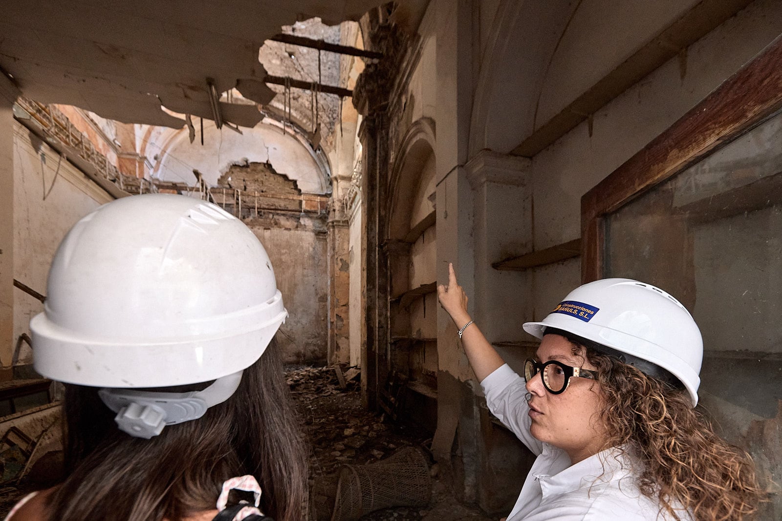 Esther Bañuls, representante de Construcciones Bañuls, y Alícia Izquierdo, concejala de Patrimonio, a las puertas de la Capella de l&#039;Assumpció.