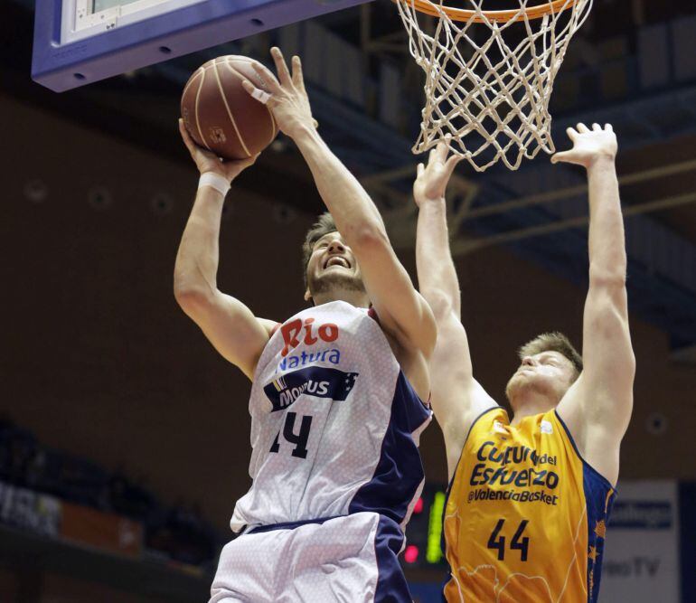 GRA481. SANTIAGO DE COMPOSTELA, 07/02/2015.- El pivot alemán del Rio Natura Maxi Kleber (i) entra a canasta ante el ala pivot estadounidense del Valencia Basket Luke Harangody durante el partido de la vigésima jornada de la liga ACB de baloncesto que se disputa esta tarde en el pabellón multiúsos de Sar,en Santiago de Compostela. EFE/Lavandeira jr