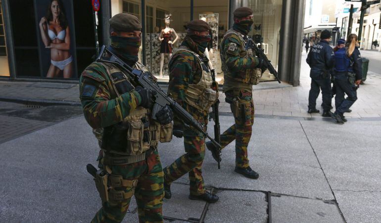 Policías y solados patrullan por la principal avenida comercial Rue Neuve en Bruselas (Bélgica).