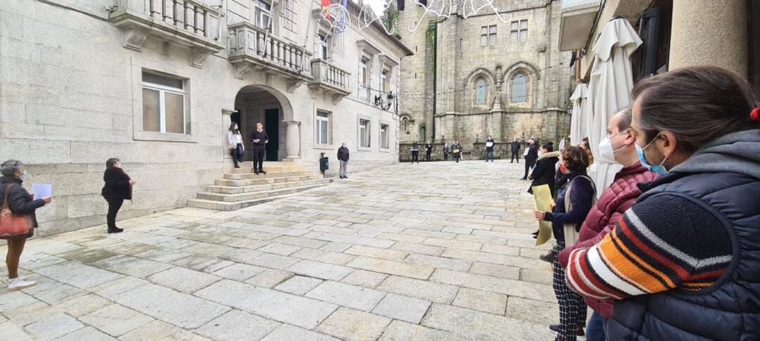 Protesta de los hosteleros y comerciantes de Tui delante de la Casa do Concello con la presencia del alcalde Enrique Cabaleiro.