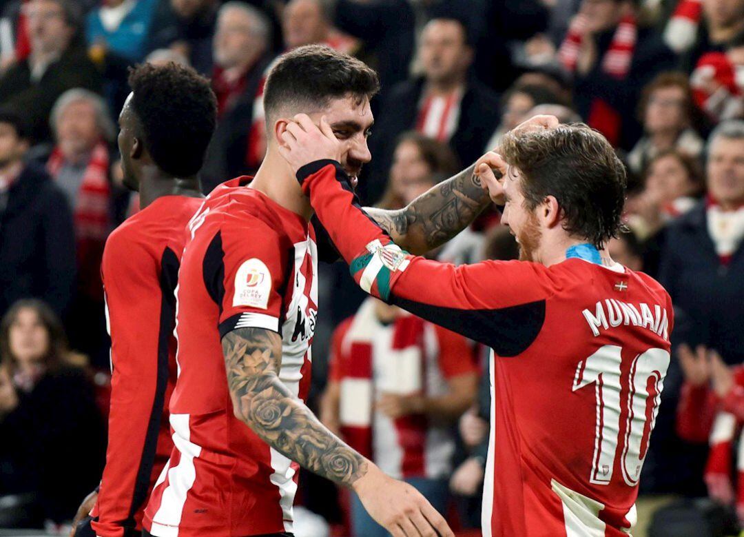 el Athletic explica que "los jugadores de la primera plantilla masculina, encabezados por sus capitanes, en un gesto de responsabilidad y gran compromiso, han acordado rebajar voluntariamente y de manera significativa su retribución en función de las circunstancias que puedan afectar al cierre de la presente temporada 