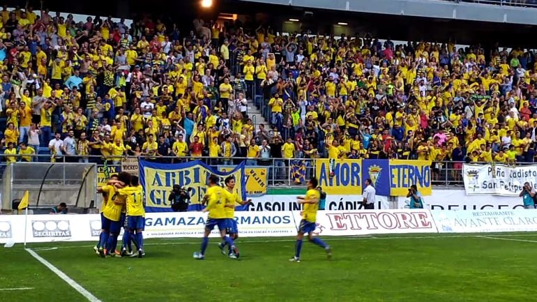 Los jugadores del Cádiz celebran el tanto de David Sánchez