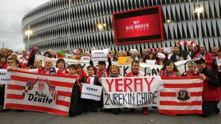 Aficionados del Athletic se congregaron en San Mamés para dejar constancia de su apoyo a Yeray Álvarez