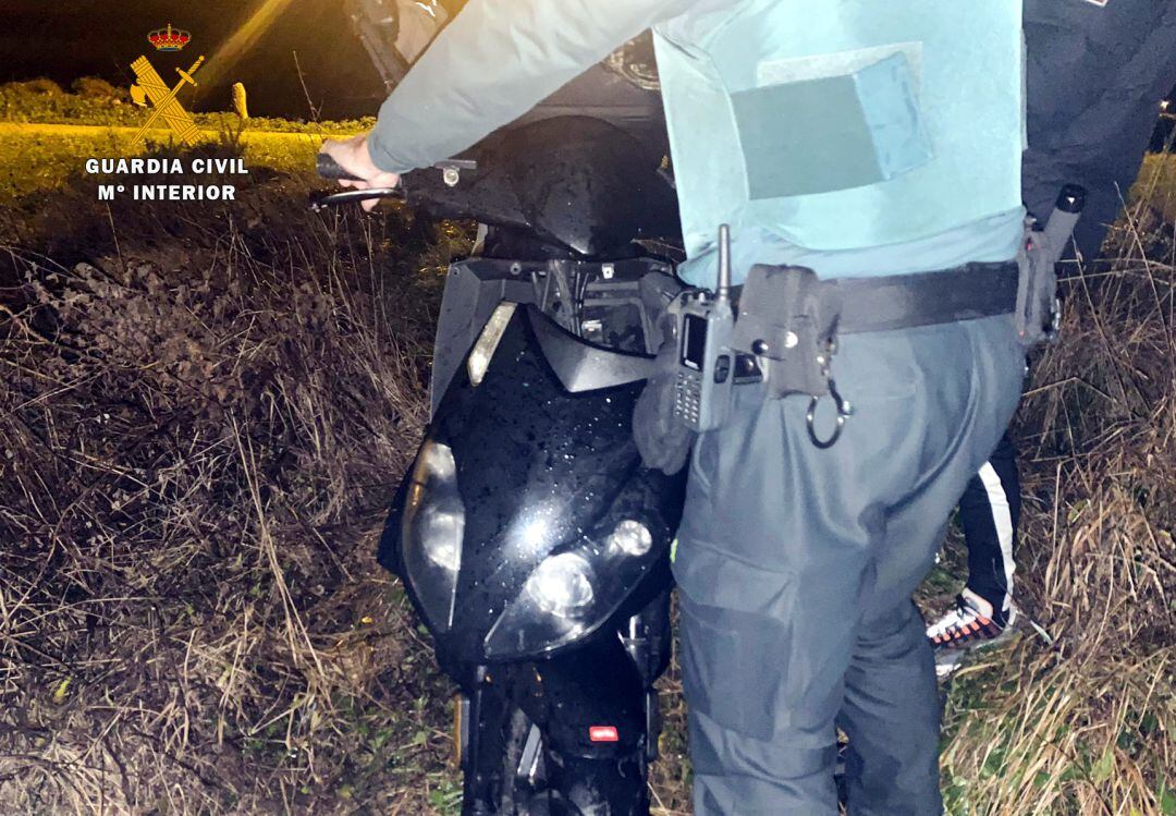La Guardia Civil recuperando la moto robada.