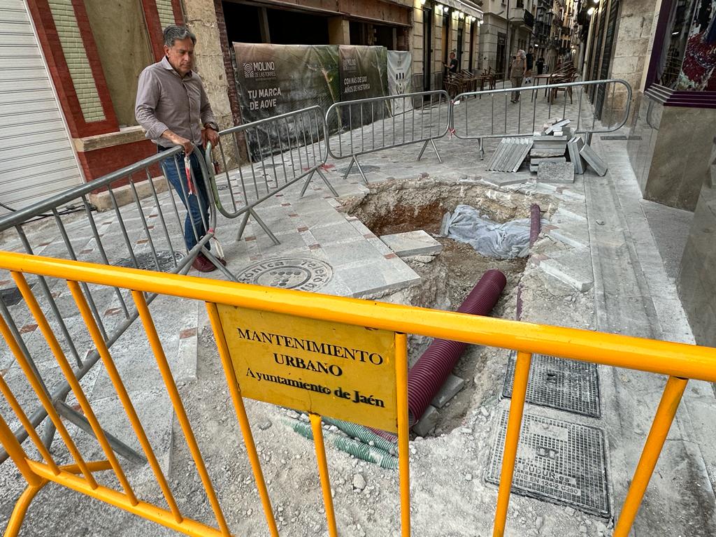 Antonio Losa, concejal del Partido Popular, en las obras de la calle Maestra.