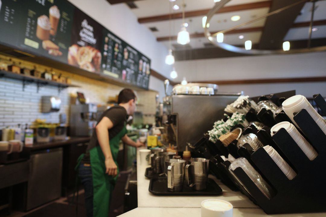 Camarero trabajando en una cafetería