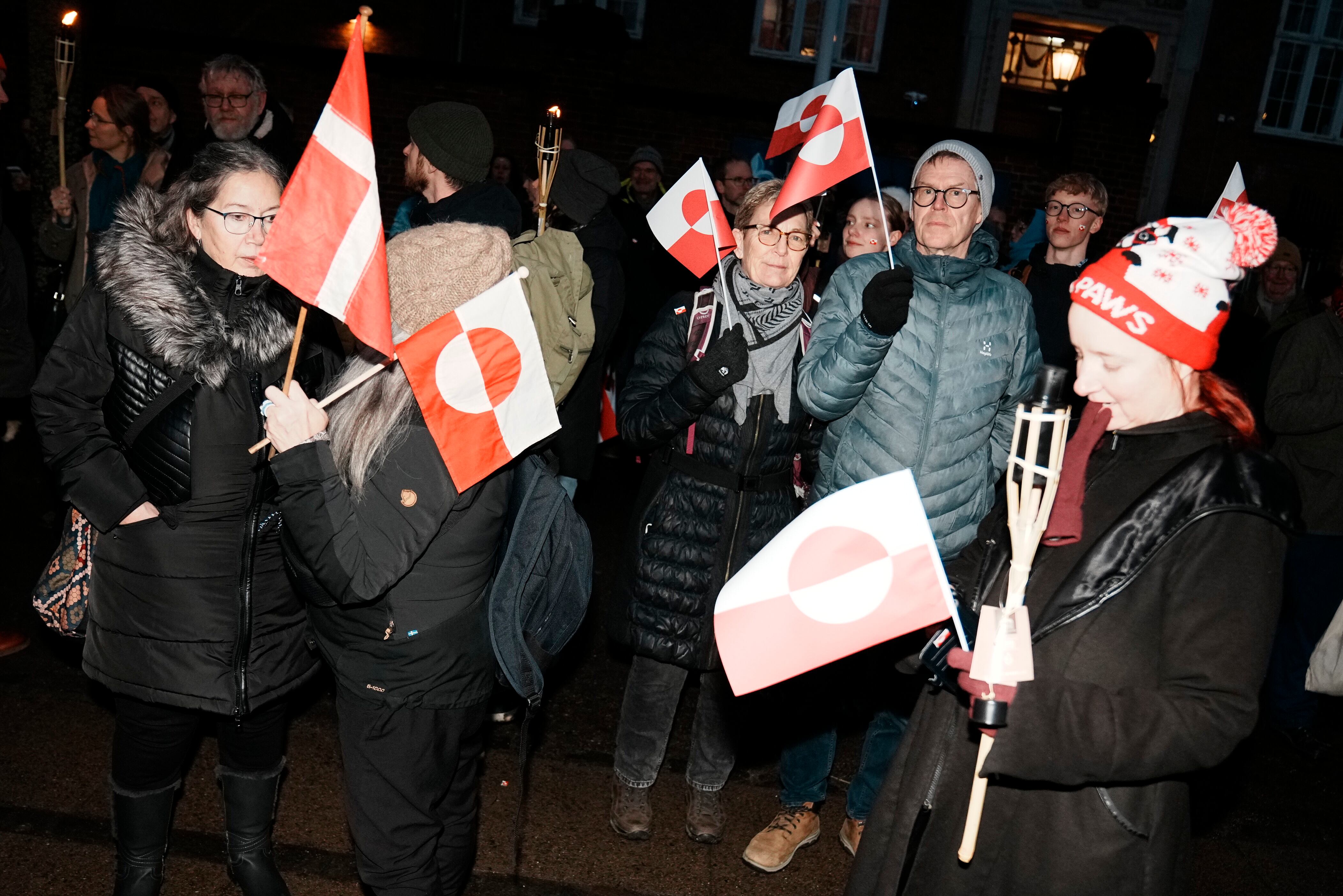 Personas con banderas de Groenlandia protestan frente a la embajada de Estados Unidos en Copenhagen