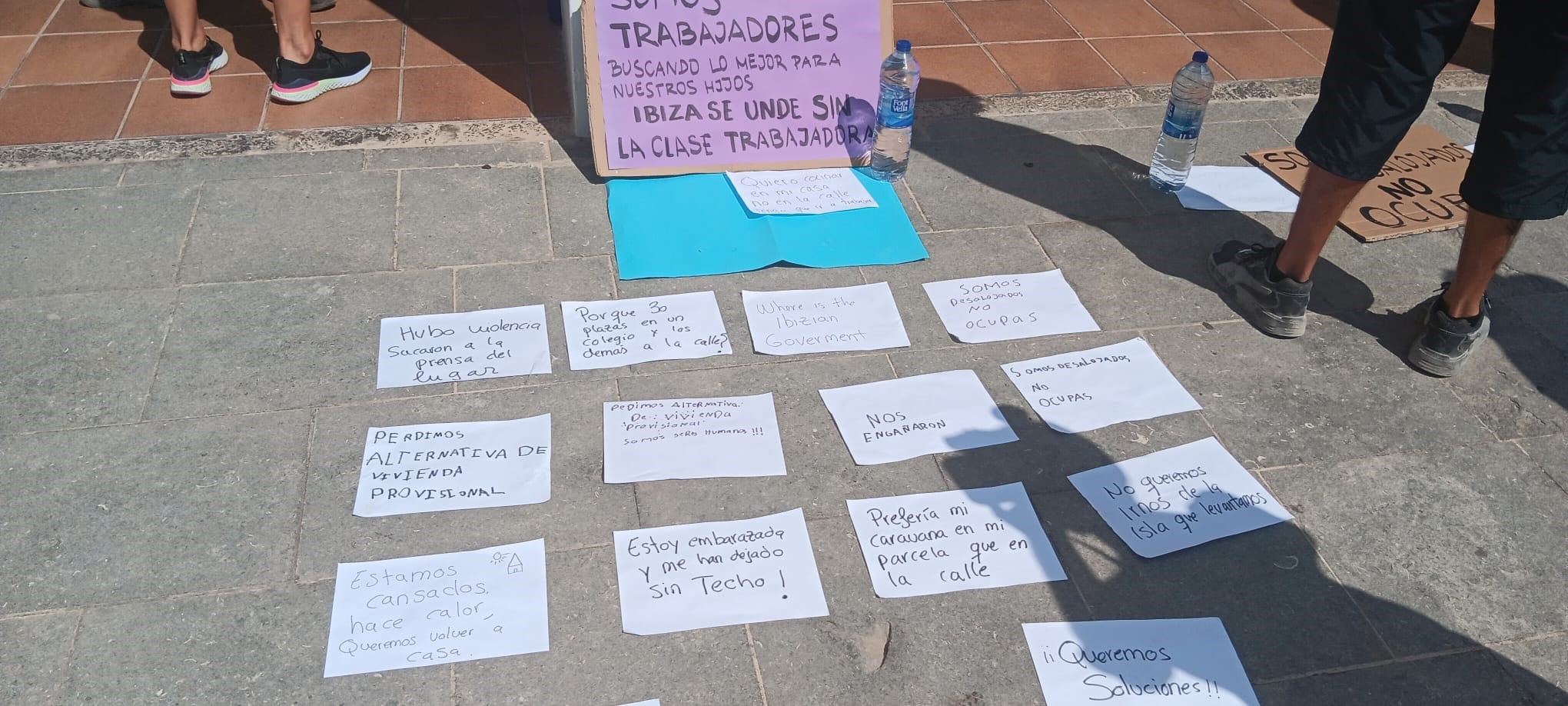 Carteles colocados este martes delante del Ayuntamiento por las personas desalojadas