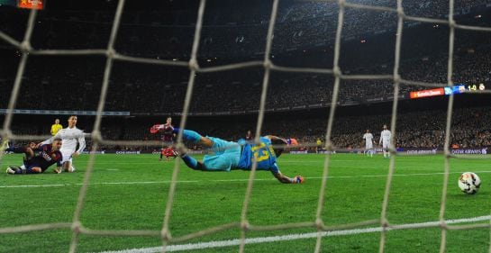 Claudio Bravo no llega al remate de Cristiano en el 1-1.