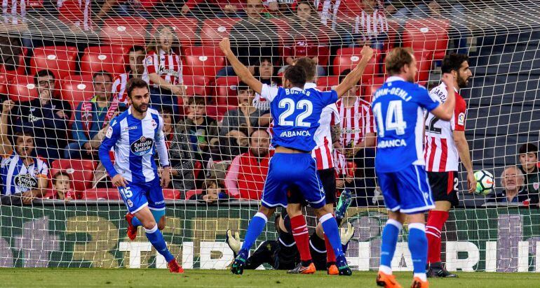 El delantero del Deportivo La Coruña, Adrián López (i) y el centrocampista costarricense Celso Borges (c), celebran el gol marcado contra el Athletic de Bilbao durante el partido correspondiente a la jornada 32 de LaLiga disputado hoy en el Estadio de San