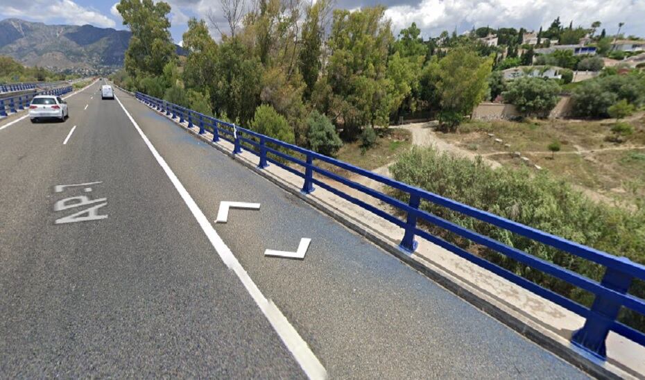 Lugar aproximado de la AP-7 por el que ha caído el turismo accidentado, según el 112 (Google Maps).